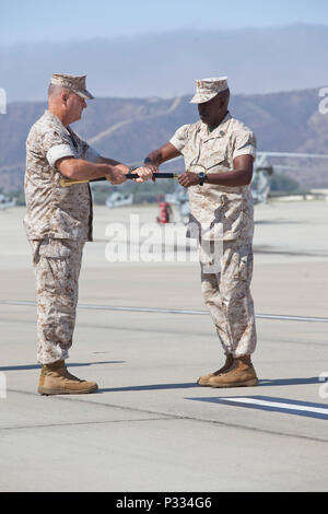 Le sergent du Corps des Marines des États-Unis. Le major Reginald Robinson reçoit l'épée officier du rang de colonel Ian R. Clark, commandant du Marine Corps Air Station (MCAS) Camp Pendleton au cours de la MCAS Camp Pendleton poster et de secours cérémonie le Camp Pendleton, en Californie, le 31 août 2016. (U.S. Marine Corps photo par le Cpl. Tyler Dietrich) Banque D'Images