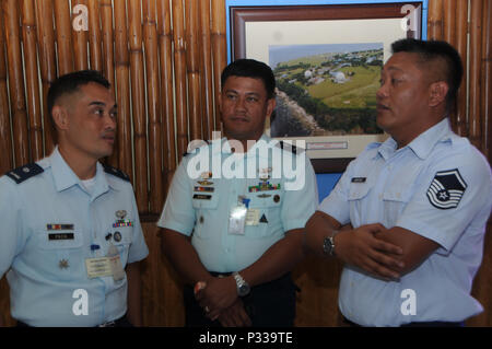 L'Armée de l'Air Philippine Le major Frederick Pacia et PAF Le Major Nestor Ramos discuter avec Maître maintenance radar Sgt. Gino Marianno radar un technicien de maintenance affecté à la 169e Escadron de défense aérienne au cours d'un programme de partenariat de l'État expert en la matière changent à la station aérienne de Wallace, le 29 août 2016. Le Programme de partenariat de l'État est un programme de la Garde nationale qui relie un garde nationale de l'état avec un pays partenaire pour aider à renforcer les capacités et la coopération en matière de sécurité. (U.S. Photo de la Garde nationale aérienne Aviateur Senior Corpuz Orlando/libérés) Banque D'Images