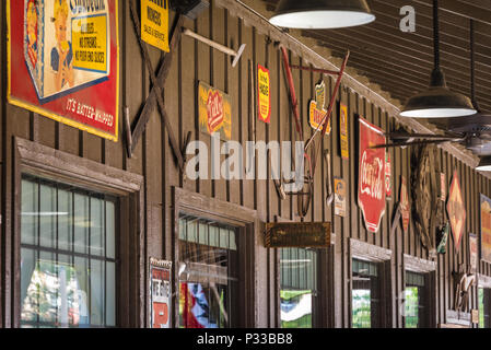 Vintage tin signs et d'outils agricoles ornent le porche avant le mur à Cracker Barrel Old Country Store de Russellville, Arkansas. (USA) Banque D'Images