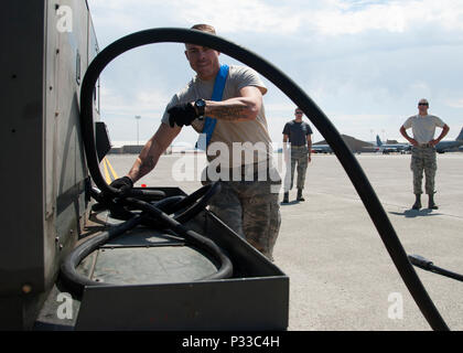 Le personnel. Le Sgt. Robert Goodman, 92e Groupe d'entretien général chef d'équipage de vol des aéronefs, des boucles d'un 100 pi. de long câble d'alimentation de l'avion sur un panier d'utilité au cours de la troisième étape de la Fairchild MXG Relais Olympique sur la concurrence, le 5 août 2016, à Fairchild Air Force Base, dans l'état de la 100 pieds de long câble d'alimentation pèse environ 300 livres. Banque D'Images