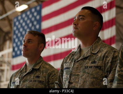 Le s.. Robert Goodman, 92e Groupe d'entretien général d'aéronefs battant chef d'équipage et le sergent-chef. Dominik Gutierrez, 92e ligne de vol générale d'Aéronef MXG, réimprimera en file pendant une entrevue après avoir remporté le Concours du Relais Olympique MXG Fairchild le 5 août 2016, à Fairchild Air Force Base, dans l'équipe 5 l'a emporté sur sept autres équipes, gagner par une marge de seulement quelques secondes. Banque D'Images
