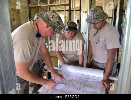 Le Sgt technique. Ambroult Charles (à gauche), Senior Airman Hillary Lawson et Airman First Class Andrew Corbett Jr. de la 143d de l'escadron de Génie Civil (CES), Rhode Island Air National Guard reviews les plans de plomberie à Inarajan Guam, au cours d'une formation préparatoire à l'innovation (IRT) Projet sur 1 Septembre 2016. L'IRT projet, en collaboration avec Habitat pour l'humanité Guam est de fournir deux maisons pour les résidents à Inarajan. Les membres font partie d'un équipage d'aviateurs 36 provenant d'un échantillon de métiers au sein de la SCÉ. La Garde nationale aérienne des États-Unis photo par le Sgt. John C. McDonald Banque D'Images