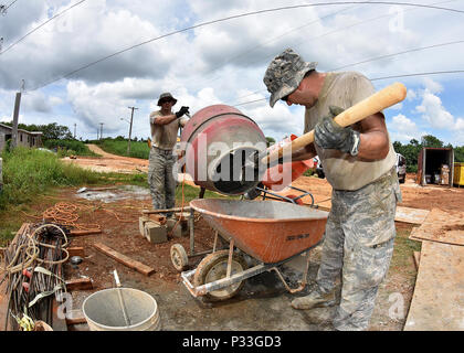 John Senior Airman Bender (à droite) et les grands de l'Buckenberger Jérémie 143d de l'escadron de Génie Civil (CES), Rhode Island Air National Guard se mélange pour le revêtement de ciment qui renforce les murs pour des conditions climatiques extrêmes à Inarajan Guam, au cours d'une formation préparatoire à l'innovation (IRT) Projet sur 1 Septembre 2016. L'IRT projet, en collaboration avec Habitat pour l'humanité Guam est de fournir deux maisons pour les résidents à Inarajan. Les membres font partie d'un équipage d'aviateurs 36 provenant d'un échantillon de métiers au sein de la SCÉ. La Garde nationale aérienne des États-Unis photo par le Sgt. John C. McDonald Banque D'Images