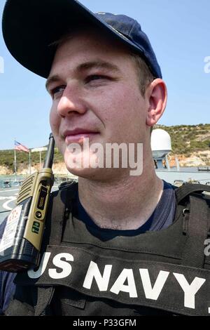 160831-N-FP878-004 La baie de Souda, Grèce (août 31, 2016) Gunner's Mate 2e classe Garrett Nelson de Lawton, Oklahoma, est à bord de surveillance sécurité USS Ross (DDG 71) July 30, 2016. Ross, une classe Arleigh Burke destroyer lance-missiles, l'avant-déployé à Rota, Espagne, mène des opérations navales dans la sixième flotte américaine Zone d'opérations à l'appui de la sécurité nationale des États-Unis en Europe et en Afrique. (U.S. Photo par marine Spécialiste de la communication de masse 1re classe Theron J. Godbold/relâché Banque D'Images