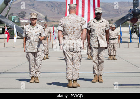 Le sergent du Corps des Marines des États-Unis. Le major Karly J. Sisneros (à gauche), le Colonel Ian R. Clark (au centre), et le Sgt. Le major Reginald Robinson au garde à vous au cours de la MCAS Camp Pendleton poster et de secours cérémonie le Camp Pendleton, en Californie, le 31 août 2016. (U.S. Marine Corps photo par le Cpl. Tyler Dietrich) Banque D'Images