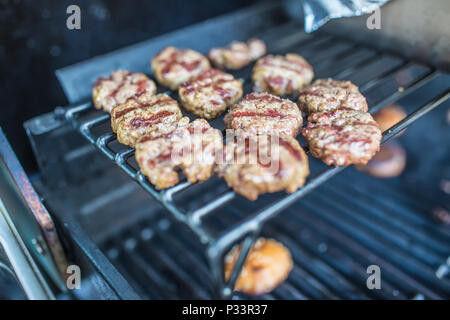 Close-up mini-hamburgers frais grillé sur parti au jardin. Banque D'Images