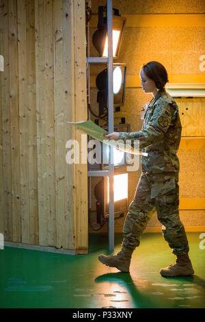 La CPS de l'armée américaine. Scarlett Mitchell, avec United States Army Garrison Benelux, vérifie qu'elle remplit avec succès avec son nouveau M4A1 Carbine dans la Formation Support Center Benelux gamme intérieure de 25 mètres, à Chièvres, Belgique, le 24 août, 2016. (U.S. Photo de l'armée par Visual Spécialiste de l'information, Pierre-Etienne Courtejoie) Banque D'Images