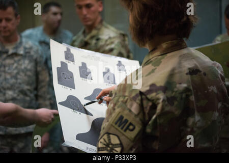 La CPS de l'armée américaine. Scarlett Mitchell, avec la garnison de l'armée des États-Unis, du Benelux compte le sur-cible hits Elle a placé avec son nouveau M4A1 Carbine dans la Formation Support Center Benelux gamme intérieure de 25 mètres, à Chièvres, Belgique, le 24 août, 2016. (U.S. Photo de l'armée par Visual Spécialiste de l'information, Pierre-Etienne Courtejoie) Banque D'Images