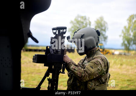 Le mitrailleur de porte d'un UH-60 Black Hawk, à partir de la 3e Bataillon, 501e Régiment d'aviation, l'aviation de combat Brigade, 1st Armored Division stationnée à Fort Bliss, Texas prépare son M240B pour un exercice de tir réel qui a eu lieu le 30 août 2016 à Pabrade, la Lituanie. Cet exercice a été le cadre de l'opération Atlantic résoudre, un effort dirigé par les États-Unis d'être menées en Europe de l'est pour démontrer l'engagement des États-Unis à la sécurité collective de l'OTAN et son dévouement à la paix durable et la stabilité dans la région. (U.S. Photo de l'armée par la CPS Jordanie Yates/ 3-69 Armor Regiment) Banque D'Images