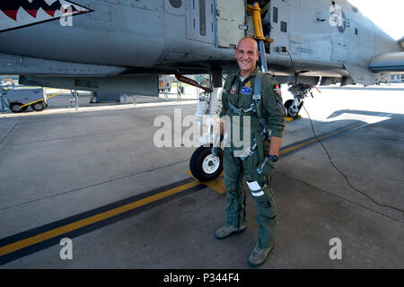 Projet pilote d'échange italien Roberto Manzo, 74e Escadron de chasse de l'assistant de formation, pose pour une photo avant de l'avion, le 25 août 2016, à Moody Air Force Base, Ga. Manzo a été élevé à Rome, Italie et développé le désir de devenir l'un des jets après avoir vu voler pour la première fois. (U.S. Air Force photo par un membre de la 1re classe Janiqua P. Robinson) Banque D'Images