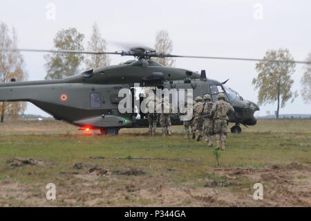 PABRADE, Lituanie - Compagnie de parachutistes en mesure, 2e Bataillon, 503e Régiment d'infanterie, 173e Brigade aéroportée, préparez-vous à bord d'un hélicoptère belge 12 octobre à mener une agression de l'air lors de l'exercice Vytis Tiger. Vytis Tiger, ou "Chase le Tigre" en anglais, est un domaine international dirigé par la Belgique exercice tactique ayant lieu en Lituanie. Mesure entreprise est arrivée en Lituanie Le mois dernier pour se lancer dans une rotation de six mois pour s'entraîner avec leurs partenaires lituaniens dans le cadre de la résolution de l'Atlantique, un effort dirigé par les États-Unis d'être menées en Europe de l'est pour démontrer l'engagement des États-Unis à la convention collective secur Banque D'Images