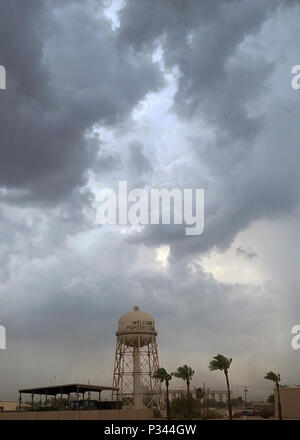 Une tempête de mousson approches Luke Air Force Base le 8 août, 2016.à partir du 15 juin jusqu'au 30 septembre, de fortes tempêtes sur la mousson Luc avec de fortes pluies, des éclairs, du tonnerre et des tempêtes de poussière. (U.S. Photo de l'Armée de l'air par le sergent. Marcy Copeland) Banque D'Images