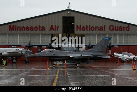 Un bloc 50, F-16, à partir de la 148e Escadre de chasse, un C-130 Hercules de la 133e Escadre de transport aérien, un B-25 Mitchell et un P-51 Mustang de la Force aérienne commémorative aile du Minnesota s'asseoir sur la rampe comme affichage statique pour la 133e Airlift Wing Fête de la famille à Saint Paul, au Minnesota, le 21 août, 2016. La Journée familiale est un événement annuel qui reconnaît les familles et les remercie pour leur soutien des aviateurs. (U.S. Air National Guard Photo de Tech. Le Sgt. Amy M. Lovgren/ libéré) Banque D'Images