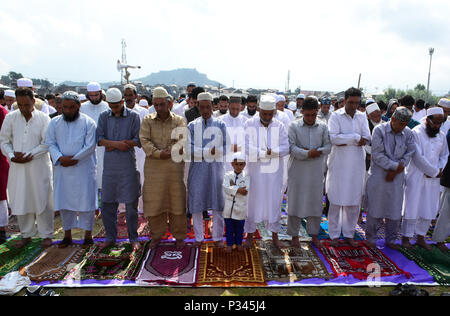 Srinagar, Inde. 16 Juin, 2018. Les gens offrent des prières Eid Eid Gah Srinagar, au Cachemire indien, le 16 juin 2018. Credit : Muzamil Mattoo/Pacific Press/Alamy Live News Banque D'Images