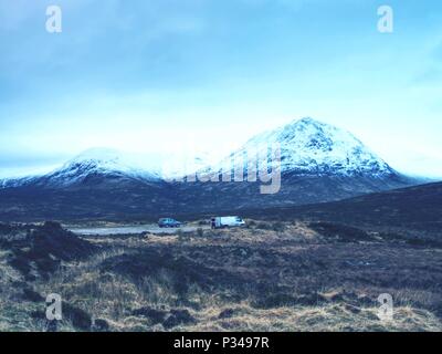 Le pic de Dearg Stob Buachaille Etive Mor à l'entrée de Glen Coe. Highlands écossais au début du printemps. Banque D'Images