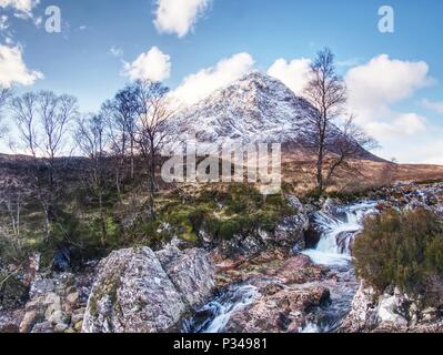 Buachaille Etive Mor Coupall le long de la rivière près de Glencoe dans les highlands écossais.Sunny journée d'hiver. Banque D'Images