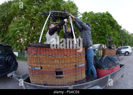 Les préparatifs de la montgolfière : les hommes de brûleurs à gaz contrôle et le gréement. Festival de ballons "Pereiaslav-2018". Le 6 mai 2018. Pereiaslav, Ukraine Banque D'Images