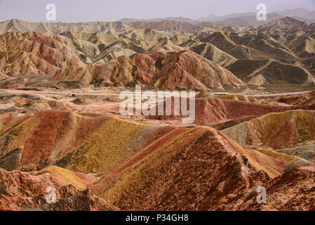 Des grès Danxia Zhangye colorés en relief Le parc géologique, Gansu, Chine Banque D'Images