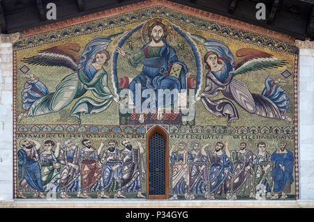 L'Ascension du Christ Sauveur avec les apôtres ci-dessous, la basilique romane de San Frediano, Lucca, Toscane, Italie Banque D'Images