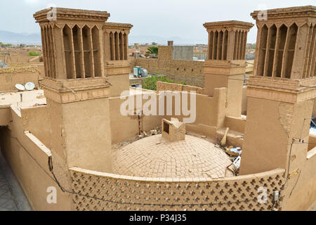 Badgirs windcatchers, sur le toit de la vieille ville. Yazd. L'Iran Banque D'Images