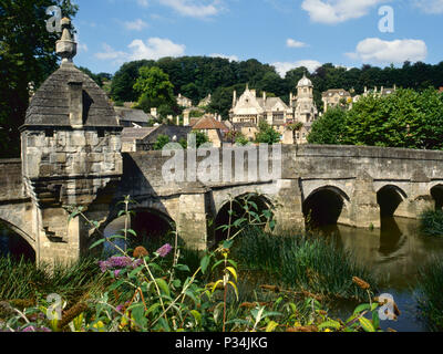 Août 1993 : vieux pont historique avec l'ancienne chapelle ou le blocage de la prison, Bradford-on-Avon, Wiltshire, Royaume-Uni Banque D'Images