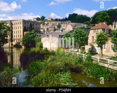 Août 1993 : les bâtiments anciens pittoresque à côté de la rivière, Bradford-on-Avon, Wiltshire, Royaume-Uni Banque D'Images