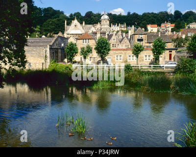 Août 1993 : les bâtiments anciens pittoresque à côté de la rivière, Bradford-on-Avon, Wiltshire, Royaume-Uni Banque D'Images