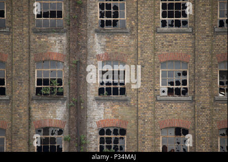 Londres, Royaume-Uni. Bâtiment de l'entrepôt à l'abandon au Royal Victoria Dock dans les Docklands de Londres, juin 2018. Banque D'Images