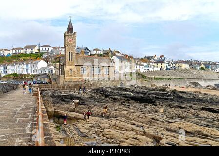 L'entrée du port de Porthleven Cornwall England UK Banque D'Images