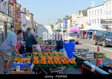 Occupé à Honiton High Street sous le soleil d'été, l'est du Devon England UK Banque D'Images