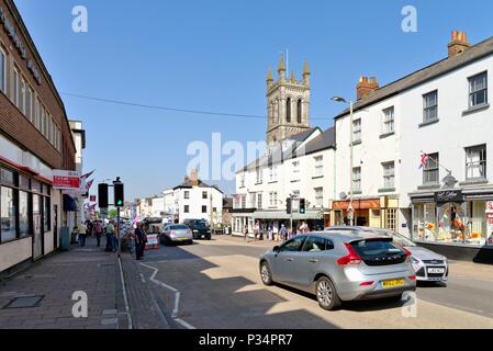 Occupé à Honiton High Street sous le soleil d'été, l'est du Devon England UK Banque D'Images