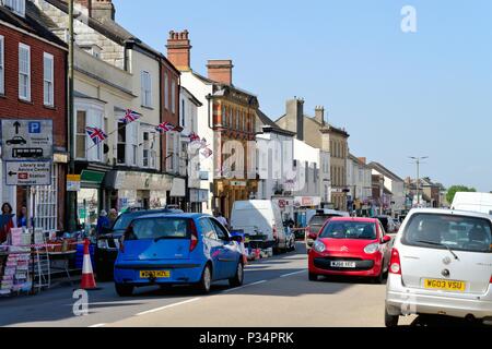 Occupé à Honiton High Street sous le soleil d'été, l'est du Devon England UK Banque D'Images