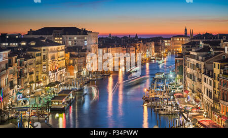 Nuit des toits de Venise avec le Grand Canal, Italie Banque D'Images