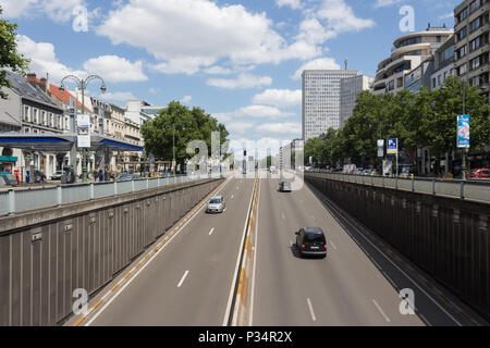 Voitures qui sortent du tunnel dans la ville - Bruxelles, Belgique Banque D'Images