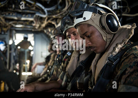 Le Bell Boeing MV-22 Osprey est un avion Tiltrotor utilisé par l'armée américaine équipé de deux moteurs Rolls-Royce AE 1107C et capable d'opérations de décollage et d'atterrissage verticales et courtes. L'image d'archive montre des membres des services américains qui se préparent à un exercice médical à bord de l'avion à la Marine corps Air Station Futenma à Okinawa au Japon le 6 juin 2018. Banque D'Images