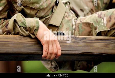 Le Sgt. Camille Edward, un spécialiste de la santé avec le soutien de combat 352Hôpital, 807ème commande médicale (assistance au déploiement), saisit l'weaver obstacle à la réserve de l'armée américaine 2018 du Commandement de la concurrence meilleur guerrier à Fort Bragg, Caroline du Nord du 10 au 15 juin. Plus de 35 soldats représentant sept commandements géographiques et 22 commandements fonctionnels, passera la semaine en compétition dans une variété de défis, y compris les armes à feu, la navigation terrestre, l'Armée de test de condition physique, et de divers événements. mystère Ces défis sera finalement tester leurs capacités, de préparation au combat, et la létalité. (U Banque D'Images