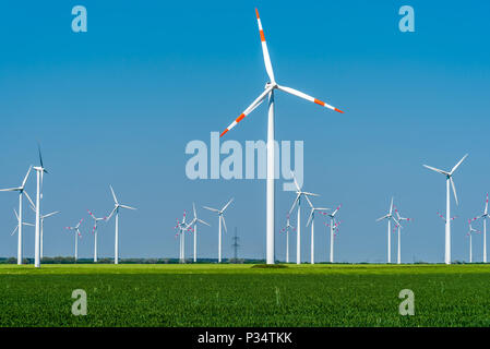 Une éolienne moderne sur une journée ensoleillée vu en Allemagne Banque D'Images