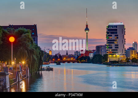 La Spree à Berlin après le coucher du soleil avec la tour de télévision à l'arrière Banque D'Images