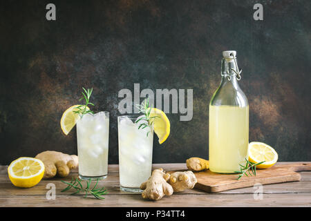 Ginger Ale ou Kombucha en bouteille - gingembre et citron Maison boisson probiotique bio, copiez l'espace. Banque D'Images