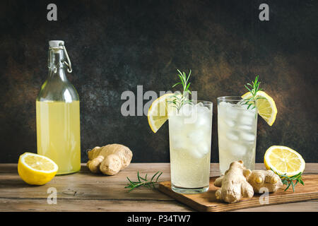 Ginger Ale ou Kombucha en bouteille - gingembre et citron Maison boisson probiotique bio, copiez l'espace. Banque D'Images