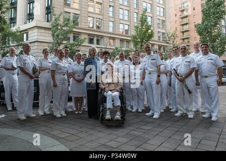 Roberta McCain (1912-2020) est la mère du sénateur américain John McCain et membre d'une famille navale multigénérationnelle. Elle apparaît avec le United States Navy Band le 12 juin 2018 au U.S. Navy Memorial à Washington, D.C. avant un concert on the Avenue. L'image d'archive documente la série officielle de concerts d'été présentés par la United States Navy Band et la Navy Ceremonial Guard. Banque D'Images
