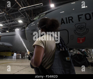 L'aviateur de la Garde nationale américaine 1ère classe Simone Williams, chef d'équipe avec la 121e Escadre de ravitaillement en vol, de l'Ohio, lavages un KC-135 Stratotanker dans un hangar de Rickenbacker Air National Guard Base, Ohio, le 13 juin 2018. Le Stratotanker venait juste de rentrer d'un déploiement d'Al Udeid Air Base, au Qatar. (U.S. Photo de la Garde nationale aérienne d'un membre de la 1re classe Tiffany A. Emery) Banque D'Images