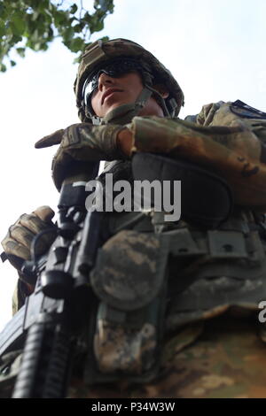 Réserve de l'armée américaine la FPC. Alejandro Alcala, un spécialiste des munitions de Juana Diaz, Puerto Rico, avec la 266e compagnie d'artillerie, 210e, 1er Groupe de soutien régional Commande de soutien de mission, participe à l'événement à l'ordre d'opération de l'armée américaine 2018 Concours meilleur guerrier à Fort Bragg, Caroline du Nord, le 13 juin 2018. Des soldats de la réserve de l'armée américaine en compétition toute la journée et dans la nuit, le meilleur d'eux-mêmes à chaque événement pendant les six jours de l'armée américaine 2018 Réserver meilleur guerrier de la concurrence. (U.S. Photo de la réserve de l'armée par la CPS. Devin A. Patterson) (publié) Banque D'Images