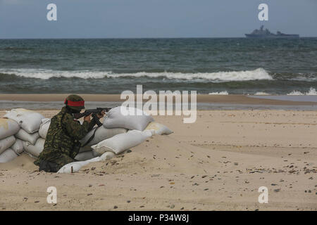 USTKA, Pologne (12 juin 2018) Un membre des forces terrestres polonaises définit une position de tir au cours d'un assaut mécanisé de formation pour faire de l'exercice Baltic Operations (BALTOPS) 2018 à Ustka, Pologne, 12 juin 2018. Le premier ministre est BALTOPS maritime annuel-exercice ciblé dans la région de la Baltique et l'un des plus importants exercices dans le Nord de l'Europe améliorer la flexibilité et l'interopérabilité entre les pays alliés et partenaires des Nations unies. (Marine Corps photo par le s.. Dengrier M. Baez/libérés) Banque D'Images