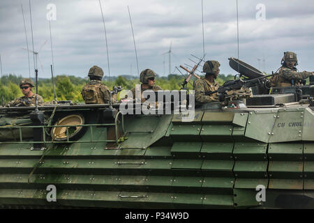 USTKA, Pologne (12 juin 2018) Les Marines américains affectés à Fox Company, l'Équipe de débarquement du bataillon, 2e Bataillon, 6e Régiment de Marines, 26e Marine Expeditionary Unit, se préparent à défendre leur position d'un AAV-P7/A1 assault véhicule amphibie attachées à la même unité, au cours d'un assaut mécanisé de formation pour faire de l'exercice Baltic Operations (BALTOPS) 2018 à Ustka, Pologne, 12 juin 2018. Le premier ministre est BALTOPS maritime annuel-exercice ciblé dans la région de la Baltique et l'un des plus importants exercices dans le Nord de l'Europe améliorer la flexibilité et l'interopérabilité entre les pays alliés et partenaires des Nations unies. (Marine Corps Banque D'Images