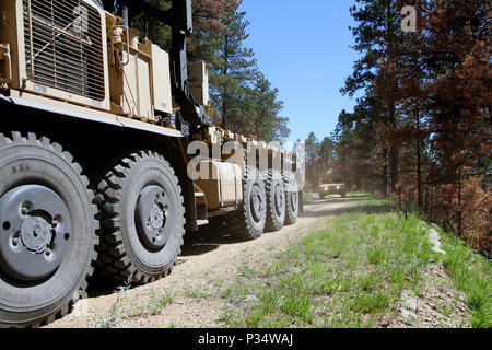 Les soldats de la 137e compagnie de transport, Kansas Army National Guard, effectuer les opérations de convoi au cours de la lutte contre les engins explosifs improvisés de la formation de l'appareil le 12 juin 2018, à Custer State Park, S.D. Le CIED cours fait partie de l'exercice d'entraînement, Coyote d'Or qui offre des possibilités pour les unités de pratiquer leurs tâches guerrier et se préparer à des missions. Banque D'Images