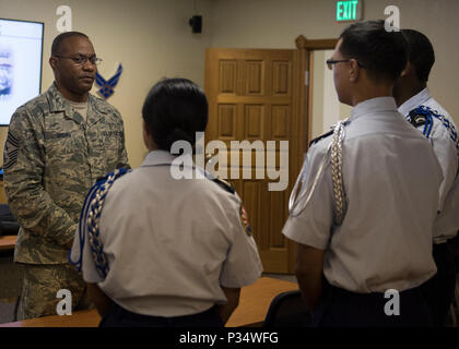 Le sergent-chef de commandement en chef. David Brown, chef du commandement de l'Armée de l'air 19e, parle aux membres de la ROTC Junior programme au Centre McDaniel, 13 juin 2018, à Kadena Air Base, au Japon. La visite a mis en lumière les nouvelles idées et innovations d'être présenté pour les aviateurs et leur calendrier de formation de base ou de leur première affectation. (U.S. Air Force photo par un membre de la 1re classe Greg Erwin) Banque D'Images