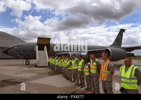 RIGA, Lettonie -aviateurs du 127e groupe de ravitaillement en vol, Selfridge Air National Guard Base, Mich., préparer une visite de, Gov. Rick Snyder, Michigan, l'Ambassadeur Nancy Bikoff Pettit, la Lettonie, le Major-général Gregory J. Vadngis, Adj. Le général de la Garde nationale, au Michigan, au cours de leur déploiement à l'Aéroport International de Riga, en Lettonie, pour le sabre 18 grève le 12 juin 2018. La grève est un sabre de l'armée américaine de longue date par l'Europe de l'exercice de formation coopérative, conçus pour améliorer l'interopérabilité et de préparation entre les alliés et les partenaires régionaux. (U.S. Air Force photo par le Sgt. David Kujawa) Banque D'Images