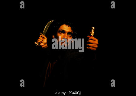 Un étudiant de l'Université de Dacca Depertment Théâtre fonctionne à la jouer 'Macbeth', mis en scène dans l'auditorium depertment réalisé par Syed Jamil Ahmed. Dhaka, Banque D'Images