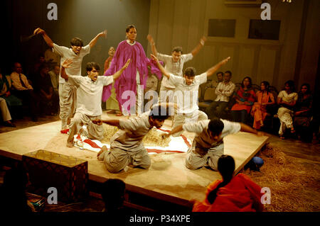 Les étudiants de théâtre de l'Université de Dacca Depertment effectuer à l'Behular Bhasan "jouer", mis en scène dans l'auditorium depertment réalisé par Syed Jamil Ahmed. D Banque D'Images